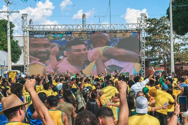 Rua do Hexa reúne torcedores com estrutura de conforto durante vitória do Brasil sobre o Japão em Porto Velho