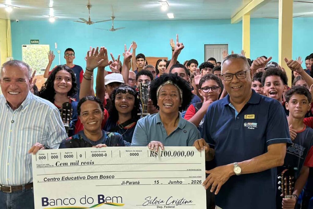 Sílvia Cristina entrega van à Apae e destina R$ 200 mil a entidades de Ji-Paraná