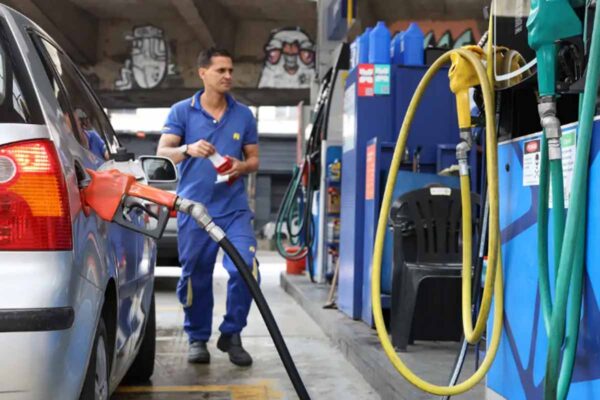 Vendas do comércio caem 1,5% em abril e registram pior resultado desde 2022, aponta IBGE
