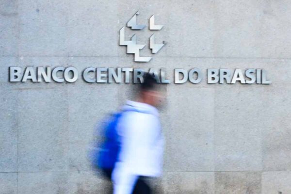 Copom decide futuro da Selic em meio a alta da inflação e incertezas globais