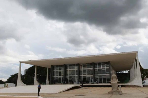 STF marca julgamento de Eduardo Bolsonaro por acusação ligada ao tarifaço dos EUA contra exportações brasileiras