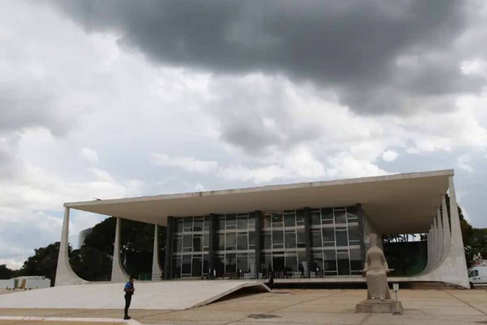 <div style="
                font-size: 18px;
                font-weight: bold;
                color: #0073aa;
                margin-bottom: 5px;
                text-transform: uppercase;
            ">SUPREMO TRIBUNAL</div>STF marca julgamento de Eduardo Bolsonaro por acusação ligada ao tarifaço dos EUA contra exportações brasileiras