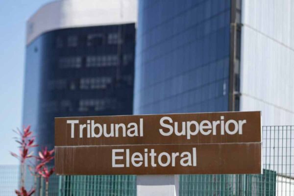 TSE decide nesta terça-feira sobre suspensão de pesquisa eleitoral envolvendo Flávio Bolsonaro