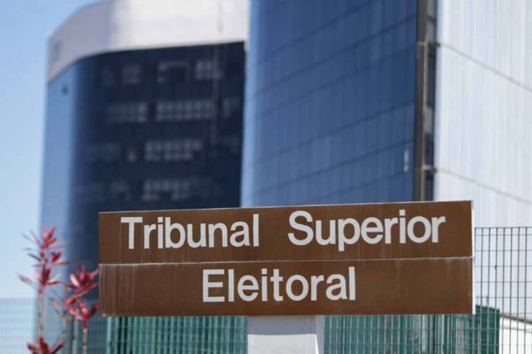 TSE decide nesta terça-feira sobre suspensão de pesquisa eleitoral envolvendo Flávio Bolsonaro