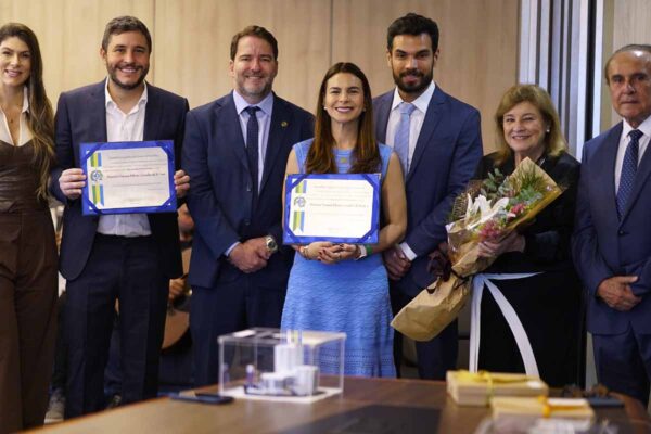 Alex Redano entrega títulos de Honra ao Mérito a Maurício Carvalho e Mariana Carvalho em Rondônia