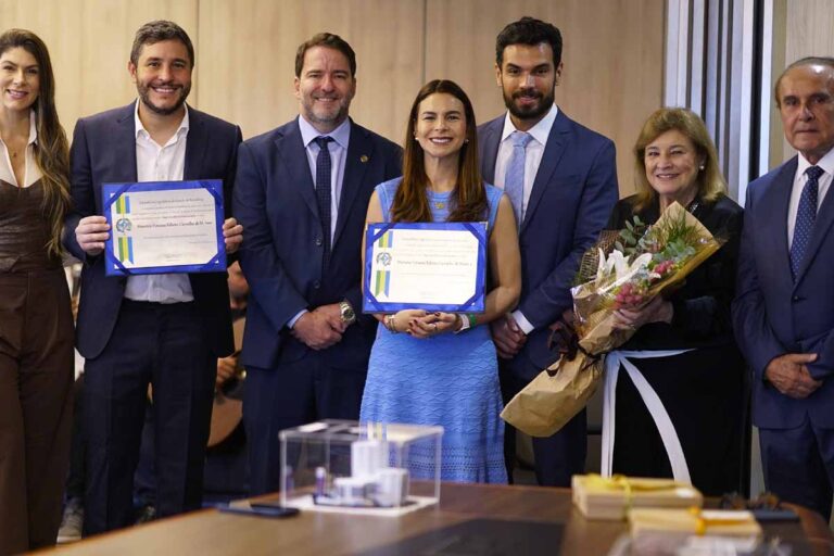 Alex Redano entrega títulos de Honra ao Mérito a Maurício Carvalho e Mariana Carvalho em Rondônia