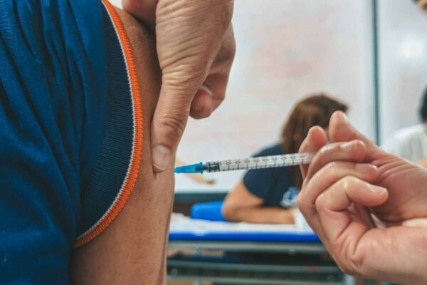 Prefeitura de Porto Velho leva vacinação à Escola Brasília e atualiza caderneta de cerca de 400 alunos e servidores
