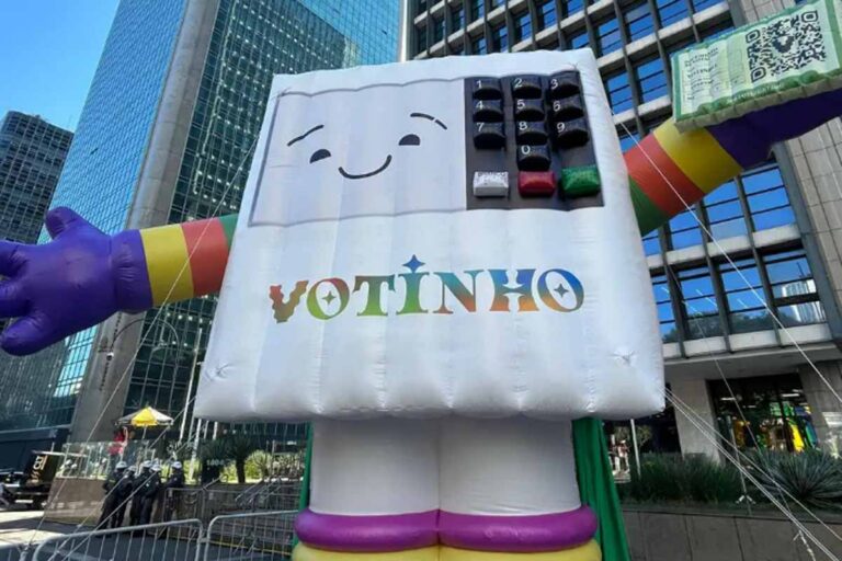 Parada do Orgulho LGBT+ em São Paulo destaca importância do voto e reúne multidão na Avenida Paulista