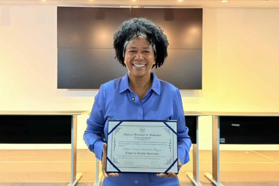 <div style="
                font-size: 18px;
                font-weight: bold;
                color: #0073aa;
                margin-bottom: 5px;
                text-transform: uppercase;
            ">TÍTULO HONORÁRIO</div>Deputada Sílvia Cristina recebe título de cidadã honorária de Ariquemes em sessão solene