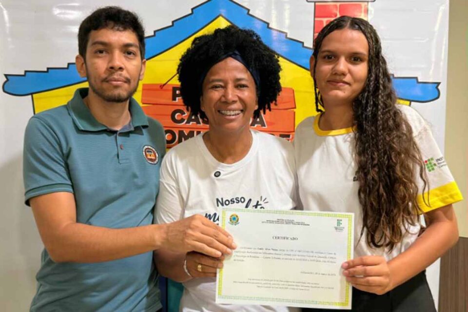 <div style="
                font-size: 18px;
                font-weight: bold;
                color: #0073aa;
                margin-bottom: 5px;
                text-transform: uppercase;
            ">QUALIFICAçãO PROFISSIONAL</div>Sílvia Cristina participa de entrega de certificados de curso gratuito de informática em Itapuã do Oeste