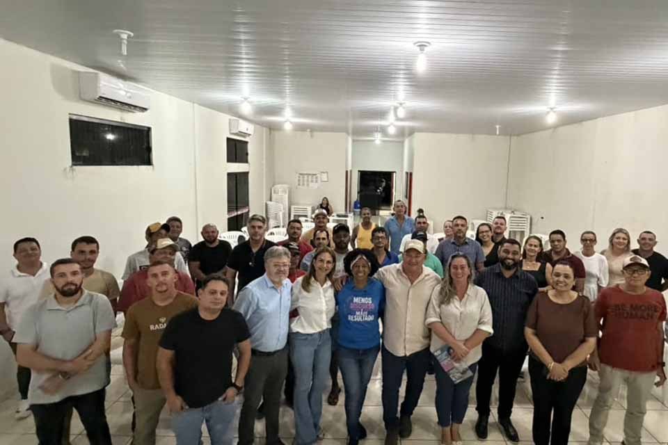 Pré-candidata ao Senado Sílvia Cristina posa ao lado de participantes de reunião realizada durante agenda municipal