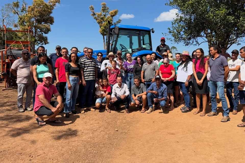 Associados e lideranças durante a entrega do trator na Linha 153