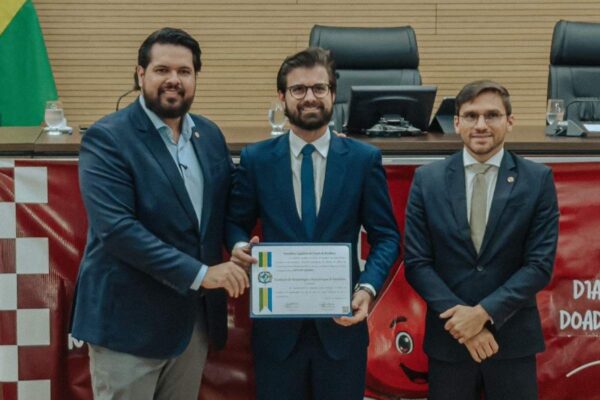 Jean Oliveira homenageia Fhemeron pelos 33 anos de atuação em Rondônia