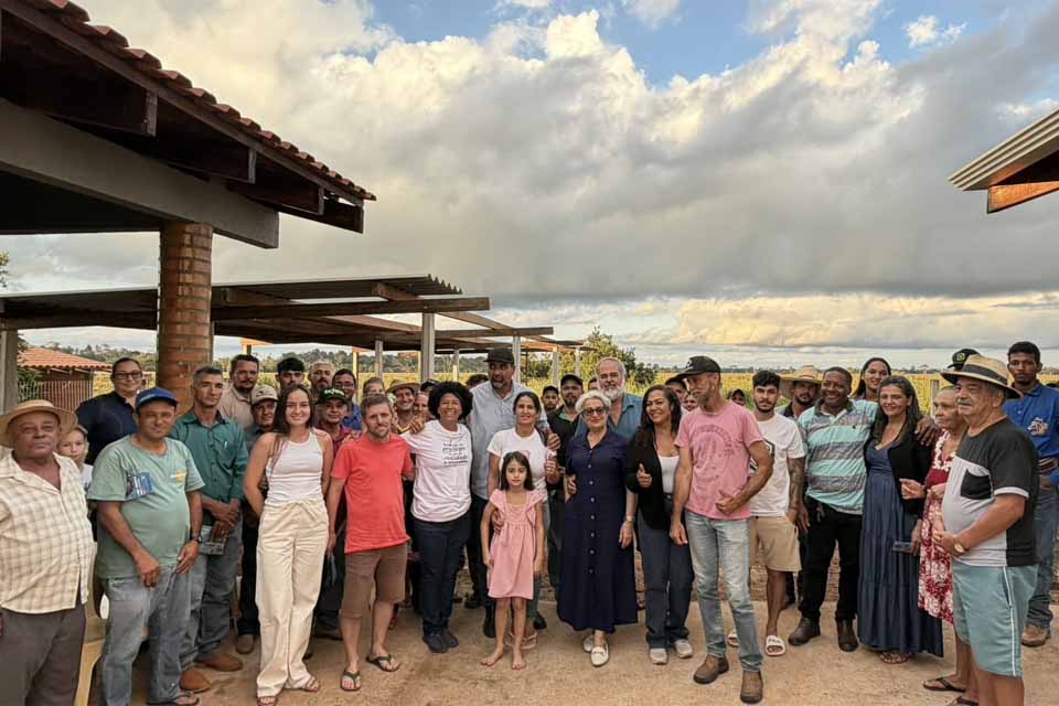 Sílvia Cristina posa ao lado de moradores durante agenda em Rondônia