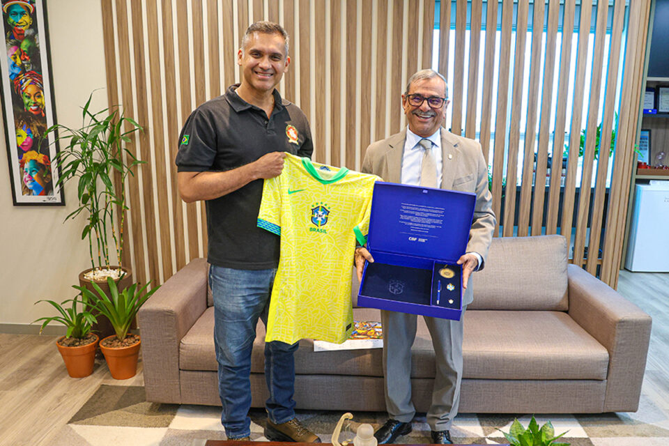 <div style="
                font-size: 18px;
                font-weight: bold;
                color: #0073aa;
                margin-bottom: 5px;
                text-transform: uppercase;
            ">PARCERIA INSTITUCIONAL</div>MPRO e Federação de Futebol de Rondônia alinham combate ao racismo e violência de gênero