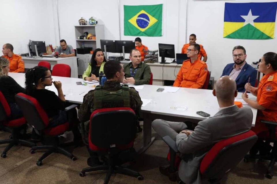 <div style="
                font-size: 18px;
                font-weight: bold;
                color: #0073aa;
                margin-bottom: 5px;
                text-transform: uppercase;
            ">INCêNDIOS FLORESTAIS</div>Combate a incêndios em Rondônia: Operação integrada inicia fase de resposta contra queimadas