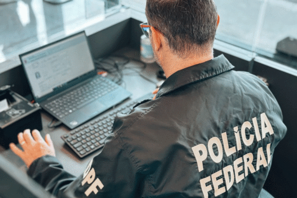 Polícia Federal apreende celular em operação contra abuso sexual infantojuvenil em Colorado do Oeste