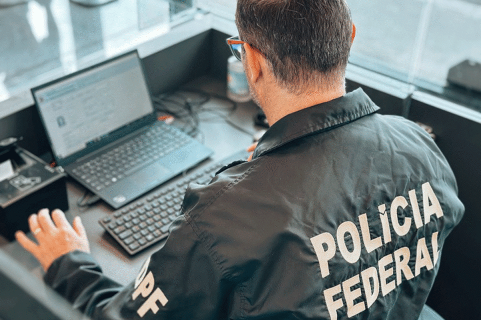 <div style="
                font-size: 18px;
                font-weight: bold;
                color: #0073aa;
                margin-bottom: 5px;
                text-transform: uppercase;
            ">OPERAÇÃO LUCERNA</div>Polícia Federal apreende celular em operação contra abuso sexual infantojuvenil em Colorado do Oeste
