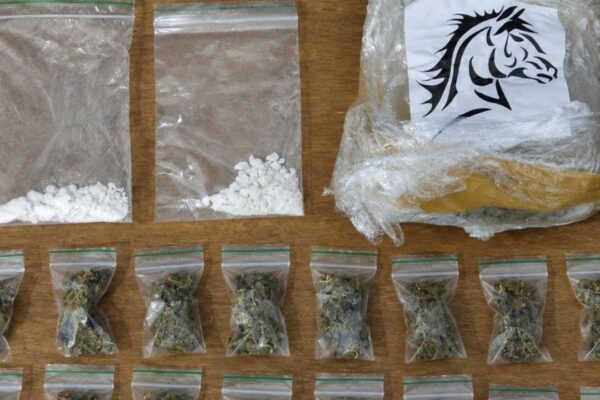 PM apreende drogas, balança de precisão e prende jovem durante ação em Vilhena