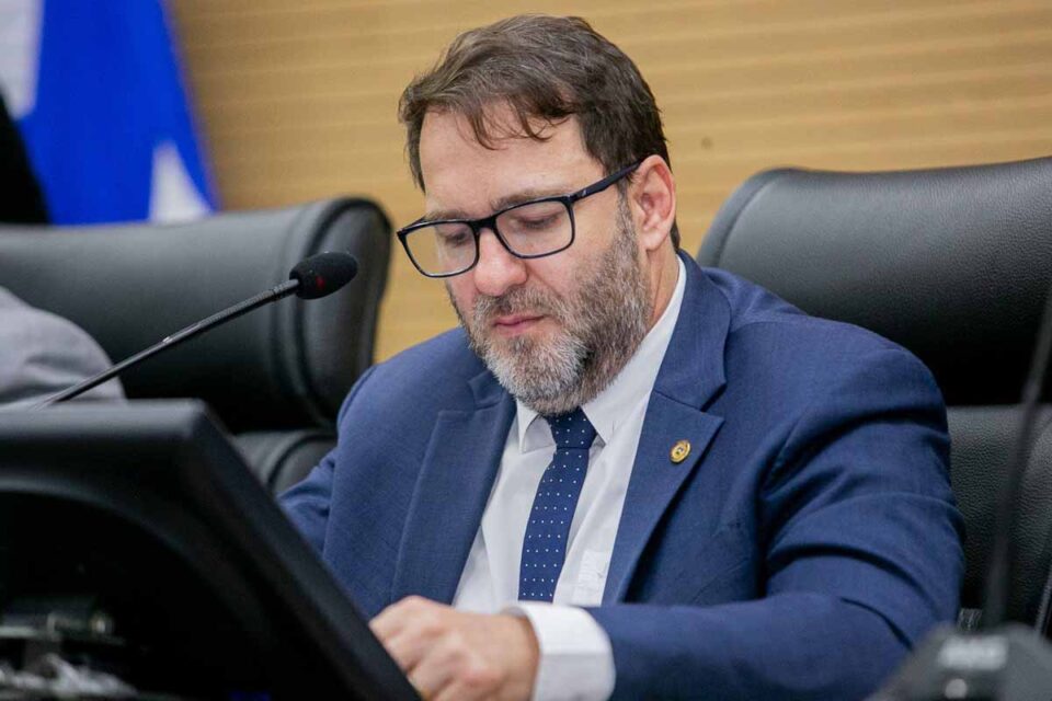 <div style="
                font-size: 18px;
                font-weight: bold;
                color: #0073aa;
                margin-bottom: 5px;
                text-transform: uppercase;
            ">SAÚDE PÚBLICA</div>Alex Redano viabiliza acesso ao Implanon e programa Saúde nos Bairros registra 1.790 atendimentos em Ariquemes
