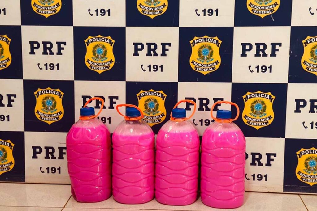 PRF apreende quase 20 kg de cocaína diluída em recipientes de limpeza na BR-364 em Ji-Paraná