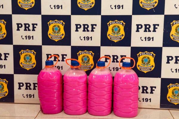 PRF apreende quase 20 kg de cocaína diluída em recipientes de limpeza na BR-364 em Ji-Paraná