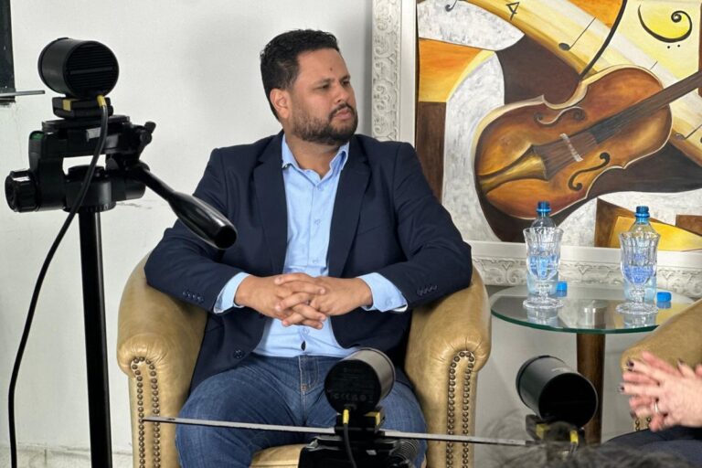 Samuel Costa defende hospital psiquiátrico estadual durante debate na Fama