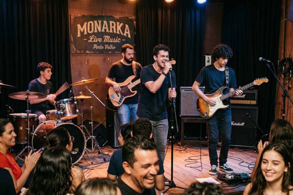 <div style="
                font-size: 18px;
                font-weight: bold;
                color: #0073aa;
                margin-bottom: 5px;
                text-transform: uppercase;
            ">SHOW DE TEMPORADA</div>School of Rock Porto Velho realiza X Show de Temporada no Monarka