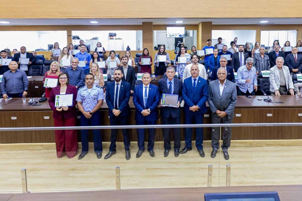 Ismael Crispin entrega Título de Cidadão Rondoniense a Tião Valladares e homenageia Coral Vozes do Legislativo