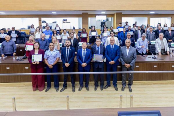 Ismael Crispin entrega Título de Cidadão Rondoniense a Tião Valladares e homenageia Coral Vozes do Legislativo