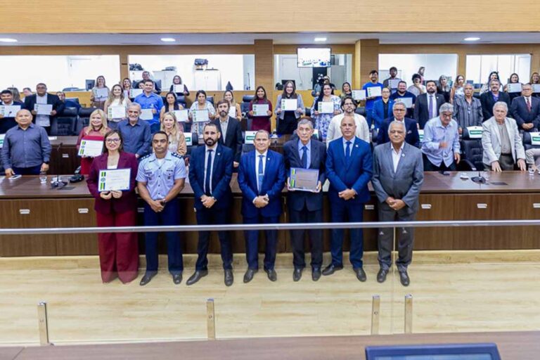 Ismael Crispin entrega Título de Cidadão Rondoniense a Tião Valladares e homenageia Coral Vozes do Legislativo