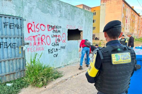 Operação Caçador: Prefeitura mobiliza apenados para apagar pichações de facções em residenciais de Porto Velho