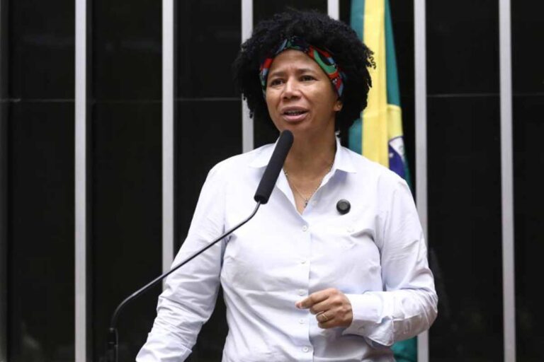 Sílvia Cristina relembra infância pobre e diz conhecer dificuldades enfrentadas por famílias humildes