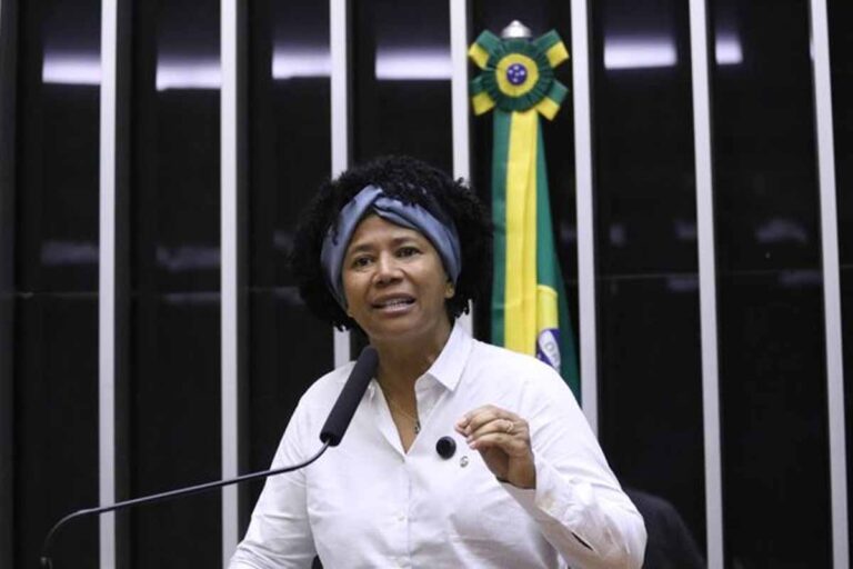 Sílvia Cristina acompanha entrega de mais de R$ 1,6 milhão em Rolim de Moura