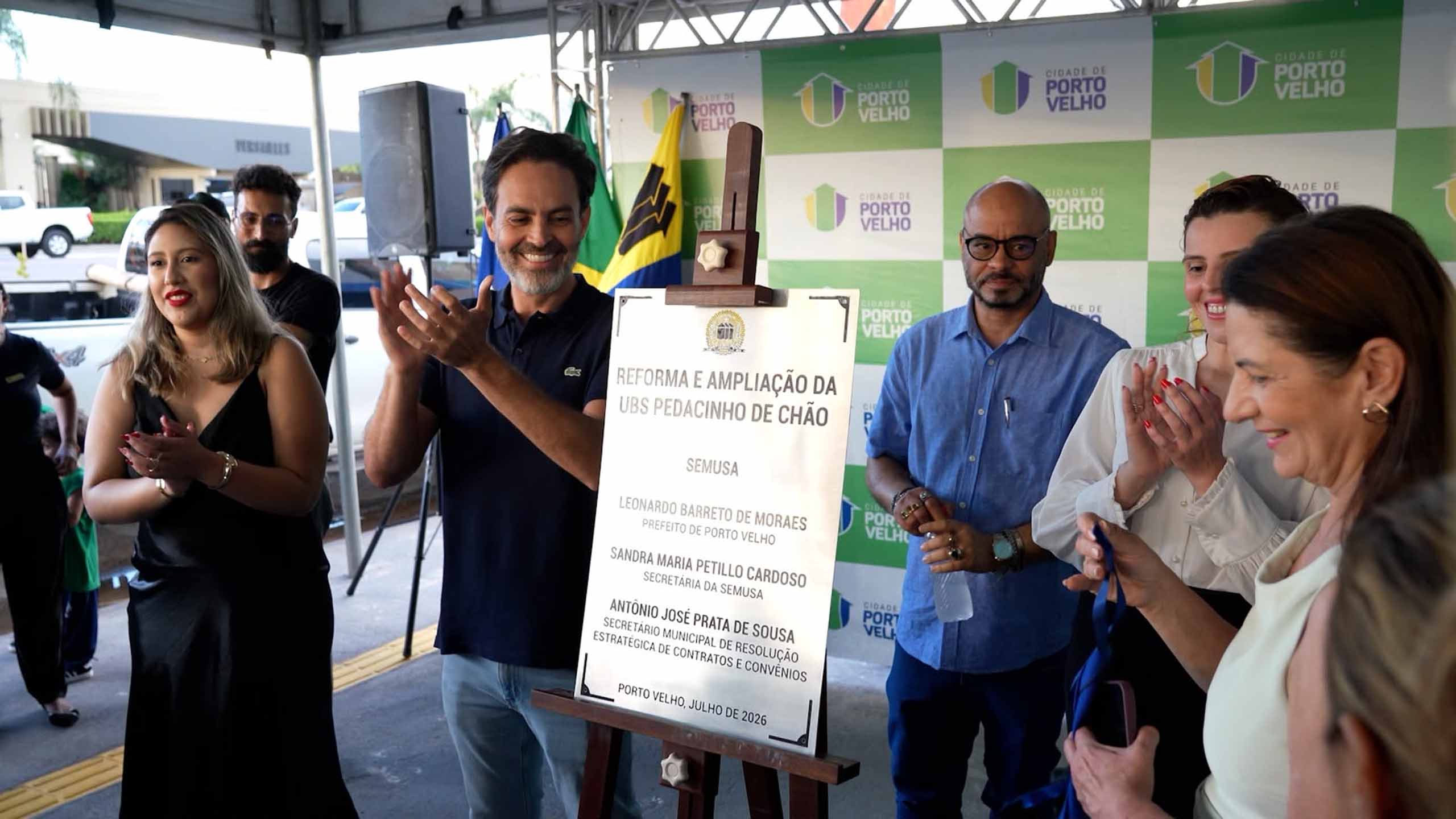 Léo Moraes e autoridades durante a entrega da UBS Pedacinho de Chão