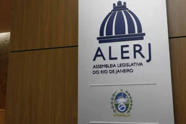 ALERJ aprova na CCJ projeto que cria tornozeleira eletrônica rosa para agressores de mulheres