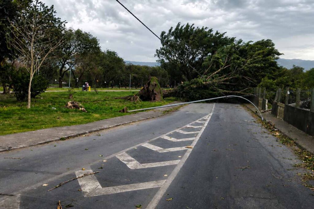 Ventania deixa três mortos e provoca danos em várias regiões de São Paulo