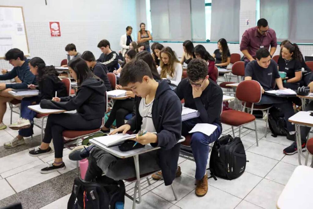 Educação financeira avança no Senado e pode ganhar força no currículo escolar