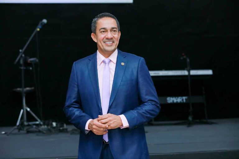Eyder Brasil promove sessão solene em homenagem a garçons e profissionais de atendimento de Rondônia