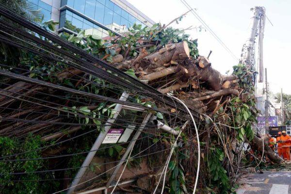 Vendaval deixa 279 mil clientes sem energia e causa mortes no Rio de Janeiro