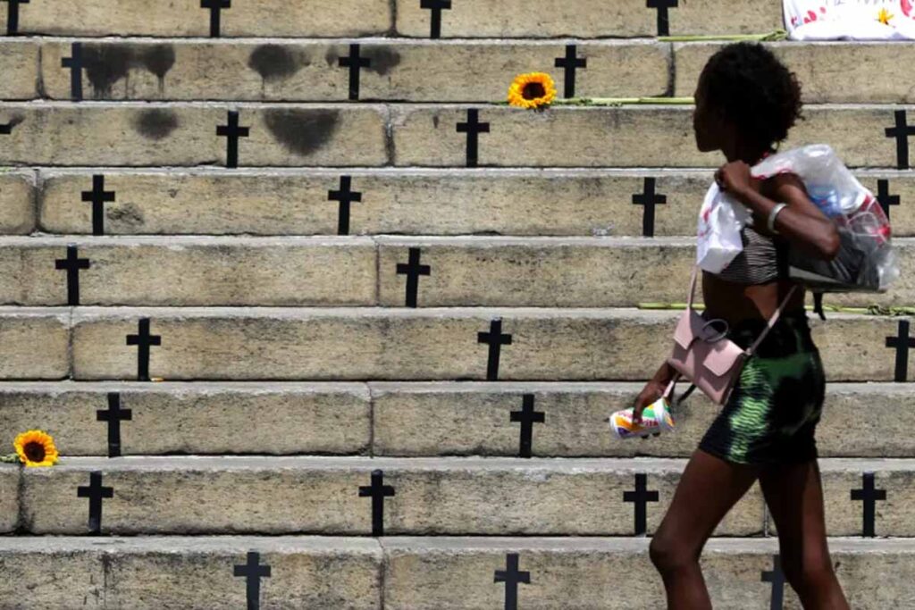 Feminicídios crescem 4% no Brasil enquanto mortes violentas atingem menor taxa desde 2012