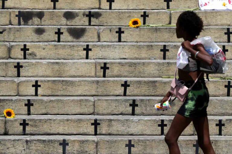 Feminicídios crescem 4% no Brasil enquanto mortes violentas atingem menor taxa desde 2012