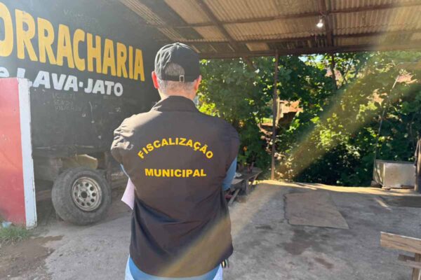 Operação integrada remove aterro e recupera área de preservação na Rua da Beira