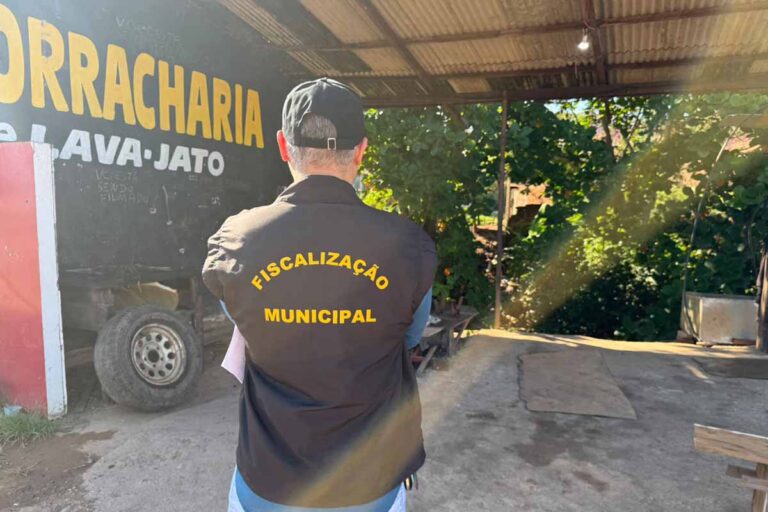 Operação integrada remove aterro e recupera área de preservação na Rua da Beira