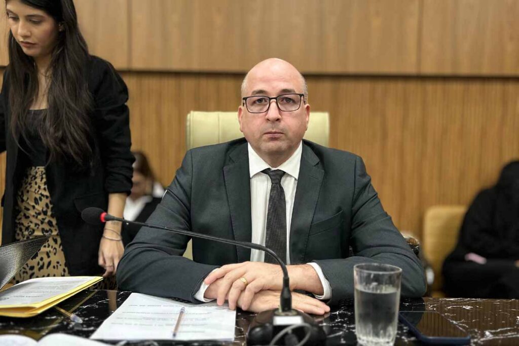 Gedeão Negreiros solicita intervenção urgente na rede de esgoto em frente à Escola Luiz Soares de Cássia