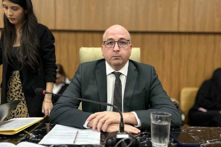 Gedeão Negreiros solicita intervenção urgente na rede de esgoto em frente à Escola Luiz Soares de Cássia