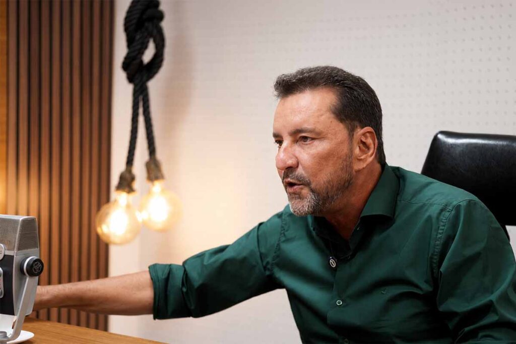 Hildon diz que leilão da água “não cheira bem”, aponta máquina estadual paralisada e fala em rombo de R$ 800 milhões na saúde
