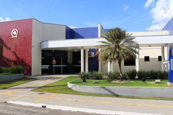 Tribunal de Justiça condena padrasto por estupro de vulnerável após flagrante de contemplação lasciva em Jaru