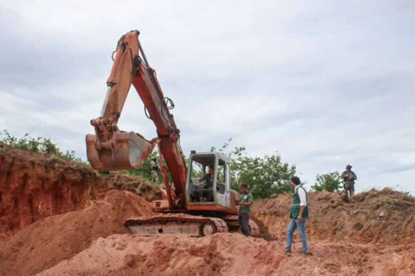 Inea interdita área de mineração ilegal em Maricá e autua três pessoas por crime ambiental
