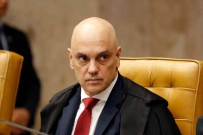 Alexandre de Moraes suspende por 90 dias visitas de Flávio Bolsonaro a Jair Bolsonaro em prisão domiciliar